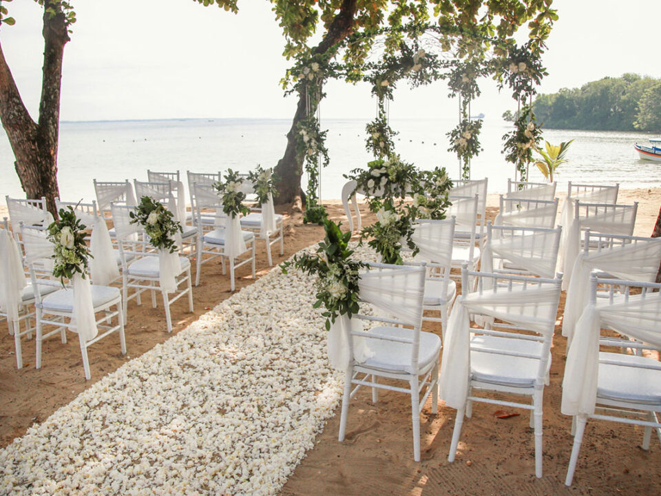 seaside-wedding-setup